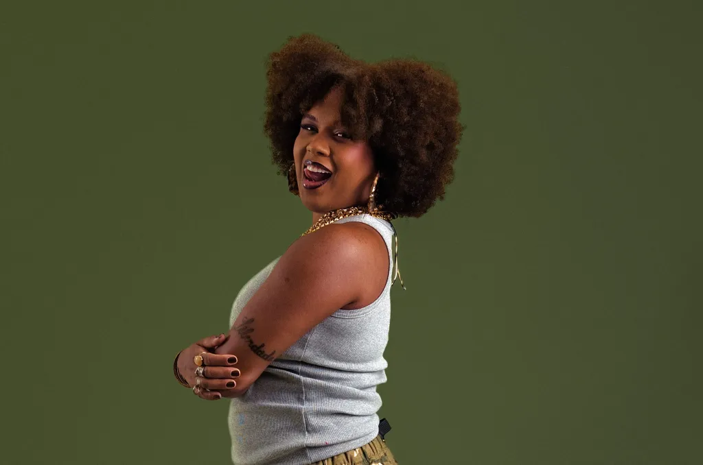 MC Luanna lança mixtape “IRREFREÁVEL”